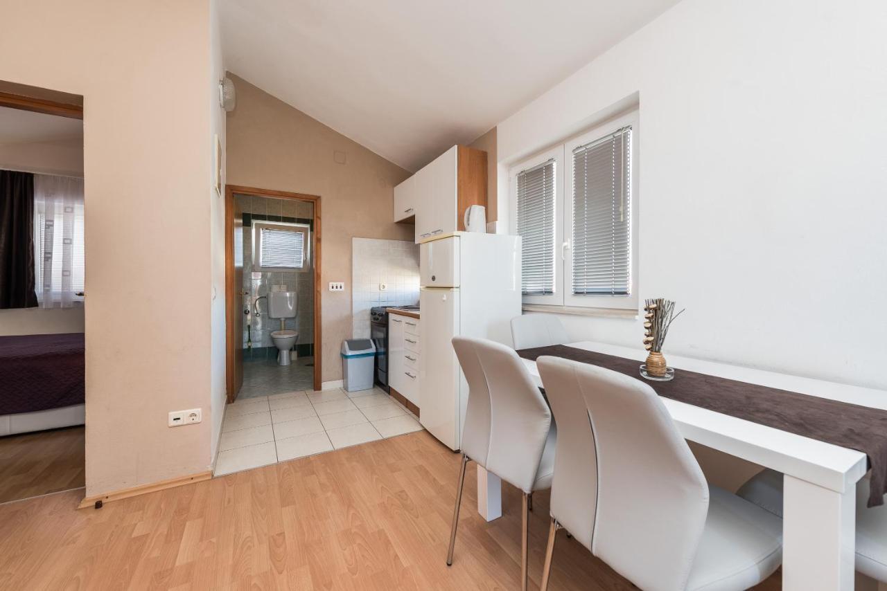 Apartments Danijela 1 Sukosan Bagian luar foto